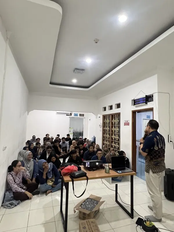 Sesi pelatihan higiene dan sanitasi dengan peserta memenuhi ruangan